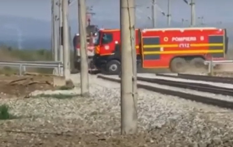 Momentul în care o mașină de pompieri trece calea ferată și scapă la limită de impactul cu un tren de călători la Câmpia Turzii - VIDEO