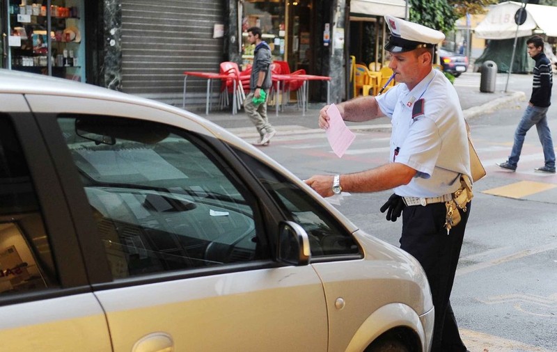 Sute de șoferi români iau amenzi de circulație în țările pe care le vizitează în concediu. Lista regulilor neștiute care te pot lăsa pieton