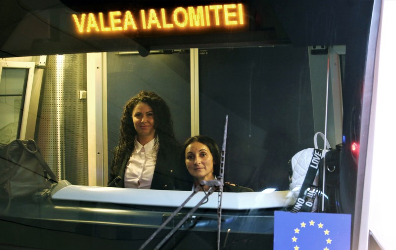 REPORTAJ. „Atenție, se închid ușile!” Viața din subteran cu Simona și Adelina, două dintre puținele femei de la cârma metroului