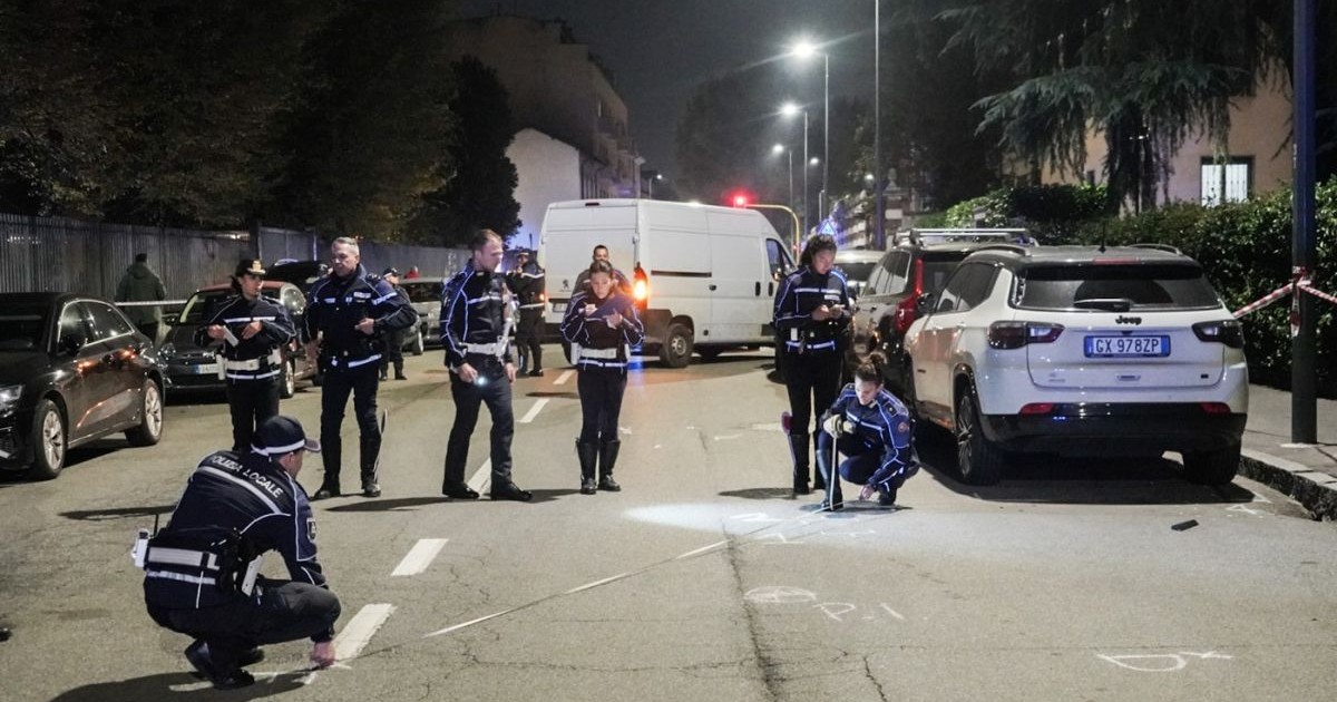 Polițiștii rutieri din Italia fac verificări în urma unui accident produs în Milano, pe Via Verro, noiembrie 2025
