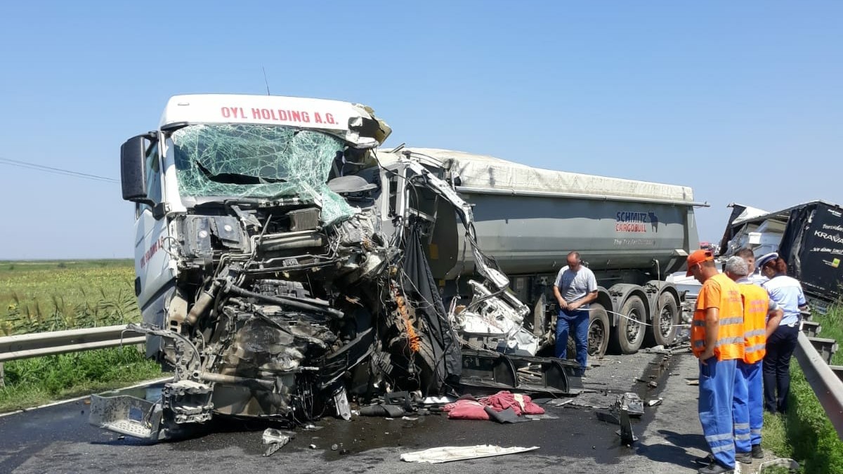 Accident groaznic cu două autotrenuri și un autoturism în Giurgeni, județul Ialomița. Un bărbat a murit, iar altul este în stare gravă