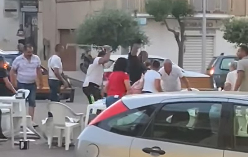 VIDEO | Bătaie nebună între români și bulgari, pe o terasă din fața bisericii, în Italia: „În câteva clipe a izbucnit iadul!”