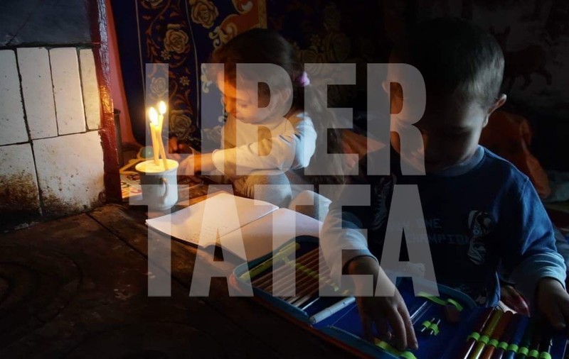 Adună lumânări din cimitir pentru a avea lumină ca să-și facă temele