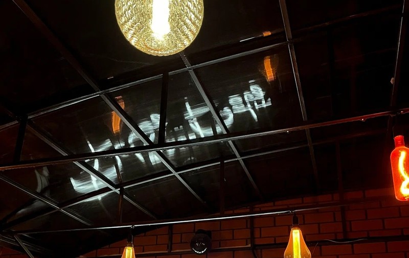 Spectacol de striptease de Ziua Apărătorului Patriei, într-un oraș rusesc aflat la 25 de kilometri de linia frontului din Ucraina. Localnicii cer închiderea barului