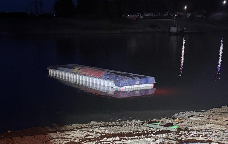Un bac s-a scufundat în Dunăre cu un camion plin de floarea-soarelui, în zona comunei Frecăței, județul Brăila