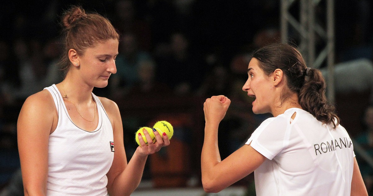 Perechea Irina Begu / Monica Niculescu se bucura, in meciul cu Garbine Muguruza / Anabel Medina-Garrigues, din competitia Fed Cup, duminica, 8 februarie 2015. Echipa de Fed Cup a României a învins, la Galati, cu scorul general de 3-2, formatia Spaniei, dupa succesul repurtat, duminica, de perechea Irina-Camelia Begu/Monica Niculescu în fata cuplului Garbine Muguruza/Anabel Medina Garrigues, si s-a calificat în play-off-ul pentru Grupa Mondiala. OVIDIU IORDACHI / MEDIAFAX FOTO