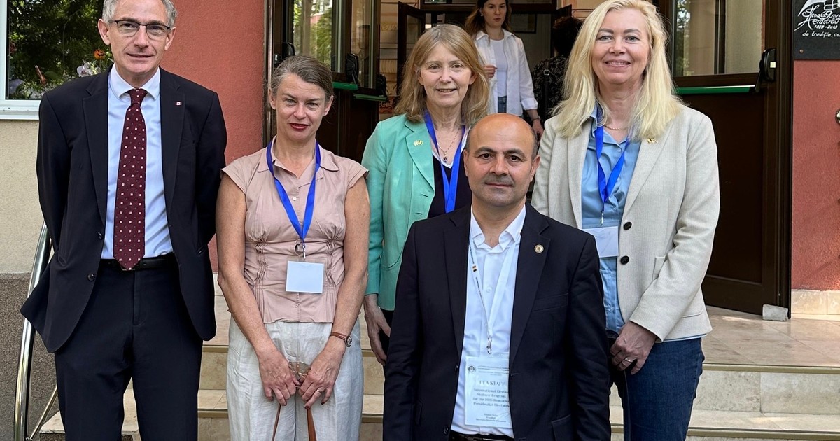 Kathleen Kavalec, ambasadorul SUA la București, Ion Mincu, Hilde Svartdal Lunde, Anna Hallerman și Gavin Buchan în fața Școlii Gimnaziale „Herăstrău” din București - 4 mai 2025