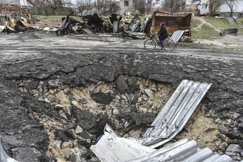 Imagine din 6 aprilie, cu un crater uriaș produs de o bombă care a căzut la Demîdiv