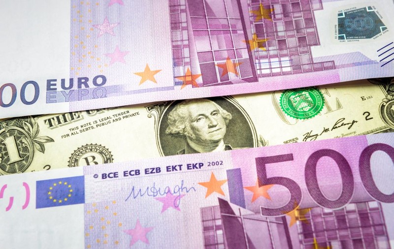 Euro, la un nou minim istoric din ultimii 20 de ani. Moneda europeană a scăzut sub 0,99 de dolari