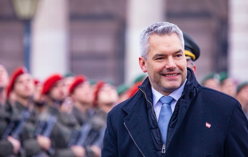 Ziar austriac: E de neînțeles de ce cancelarul Nehammer vrea să "pedepsească" România