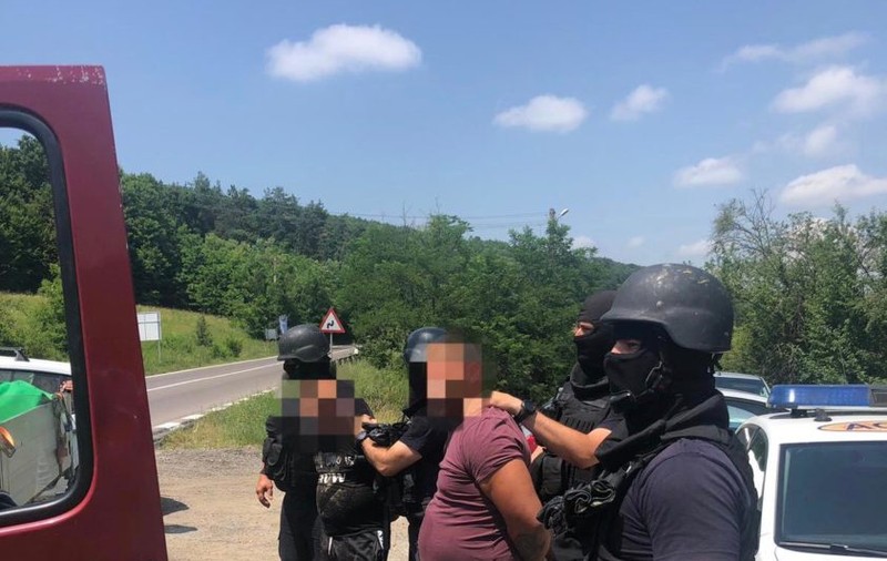 Doi indivizi întorși din Suedia cu marfa furată, încătușați de mascați într-o operațiune fulger. |VIDEO