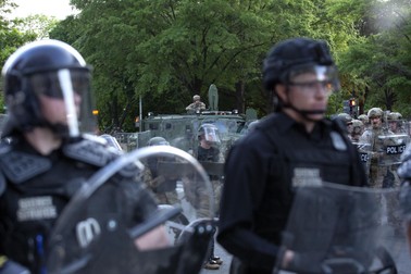 Poliția din Washington DC, sprijinită de Poliția Militară, în timpul protestelor din ultimele zile FOTO: Hepta