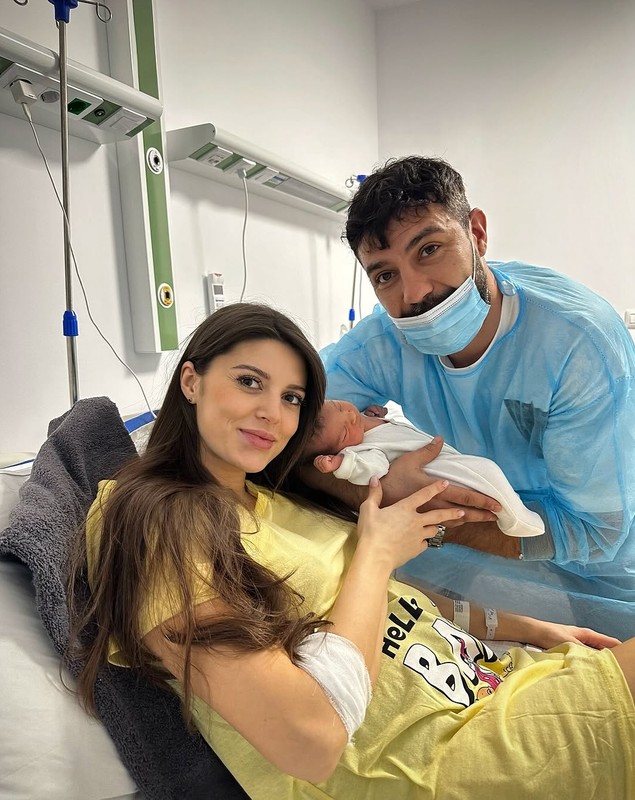Fotbalistul român și iubita lui celebră au devenit părinți: Prima imagine cu bebelușul. Anunțaseră sarcina la o zi după ce s-au căsătorit