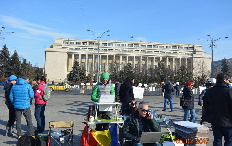 Român implicat și liber: Andrei Roșu creează zilnic un motto la biroul-maraton din Victoriei