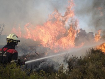 Pompierii luptă cu incendiile de pădure în Pamplona, Navarra. FOTO: Hepta
