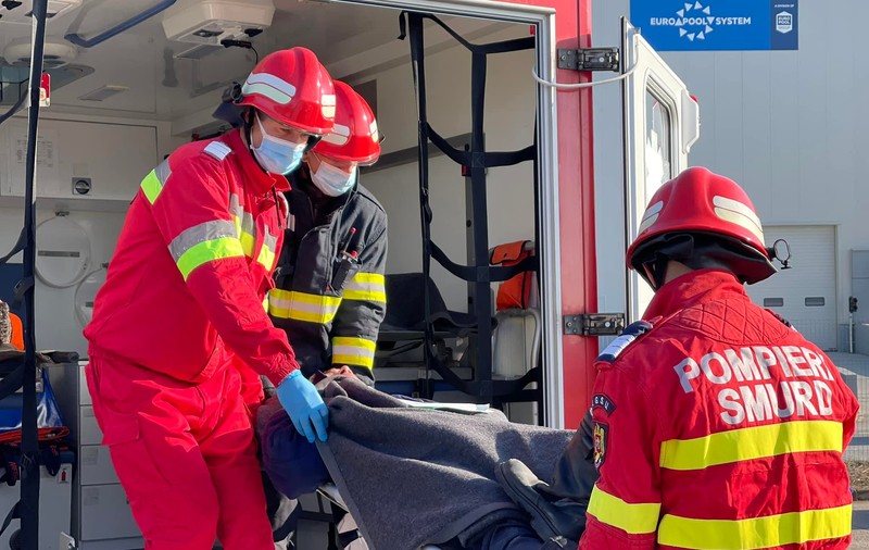 Doi adulţi şi un copil de 6 ani, la spital, după ce prelata unei terase din Sinaia s-a prăbuşit