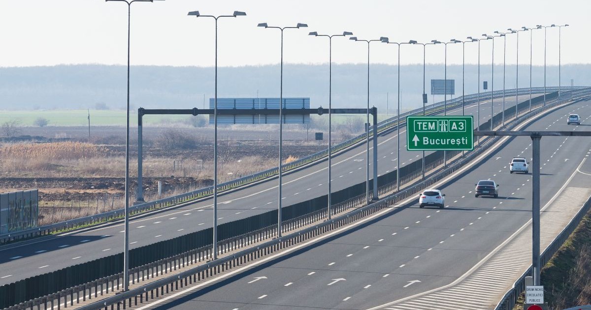 Imagine aeriană cu mai multe mașini care circulă pe autostrada A3, iar pe fundal se vede o pădure