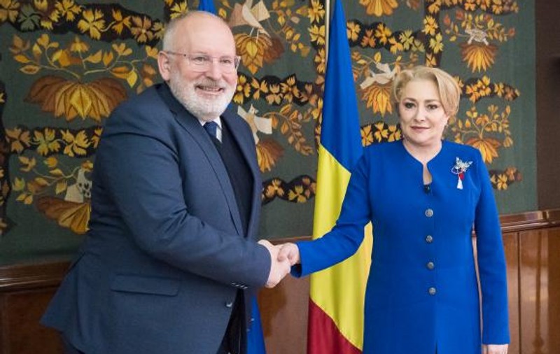 Viorica Dăncilă vrea să discute cu Frans Timmermans despre Ordonanţele privind măsurile reparatorii din justiţie. Mesajul PSD, transmis pe reţeaua de socializare