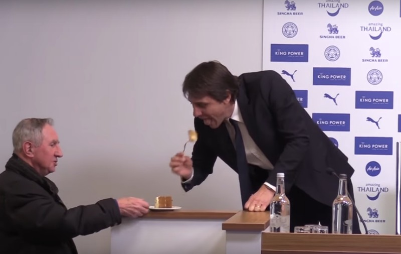 Managerii din Premier League fac show la conferințe. Antonio Conte i-a cerut unui jurnalist să-i dea o bucăţică din prăjitura sa / VIDEO