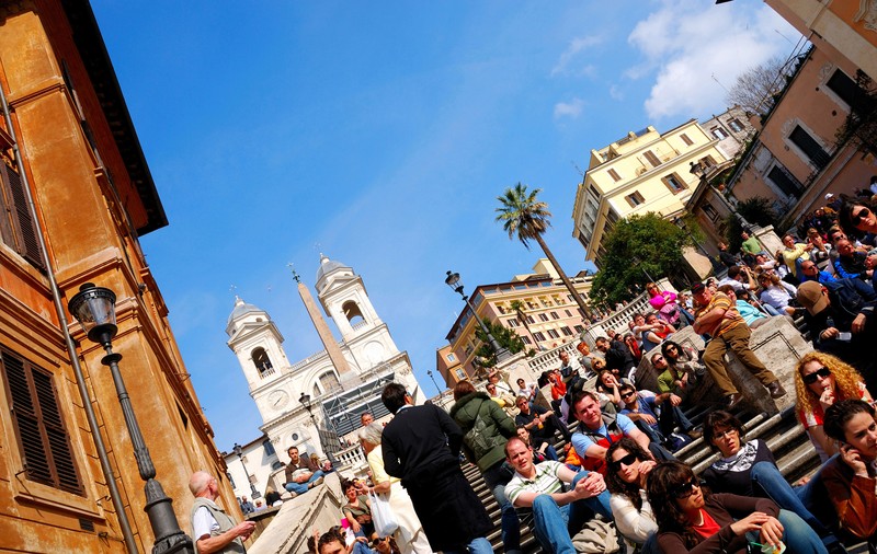 Turiştii care se așează pe faimoasele Trepte Spaniole din Roma riscă amenzi usturătoare
