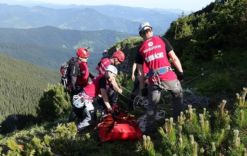 Misiune contracronometru pentru salvarea unei turiste cu hemoragie internă, în masivul Parâng