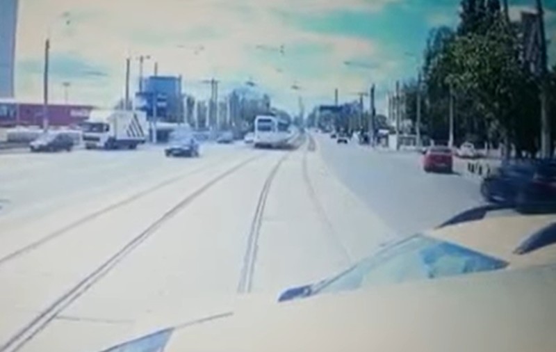 VIDEO |  Momentul în care un tramvai lovește patru mașini, într-o intersecție din București