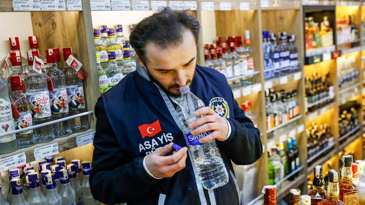 Un ofițer de poliție turc inspectează alcool vândut într-un magazin din Istanbul Foto: Profimedia