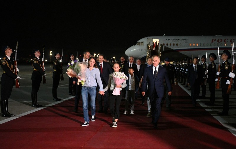 Putin i-a întâmpinat personal la aeroport pe ruşii care s-au întors la Moscova după schimbul de deţinuţi cu Occidentul