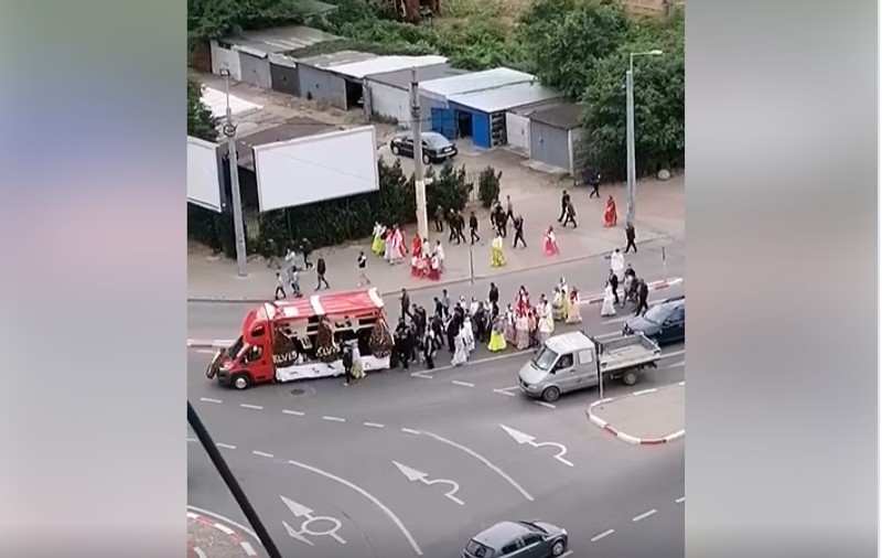 VIDEO |  Înmormântare cu alai și lăutari în Constanța. Cortegiul funerar a ocupat strada