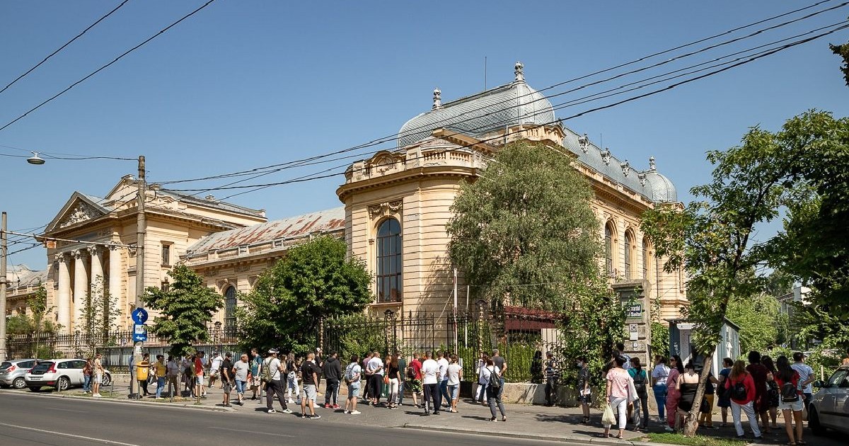 Cladirea UMF Carol Davila Bucuresti-tineri care asteapta in fata rezultatele la admitere la Medicina