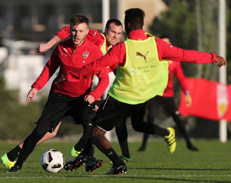 Alexandru Maxim face pe cameramanul în cantonamentul lui VfB Stuttgart. Tricolorul, titular în amicalul cu Duisburg | GALERIE FOTO
