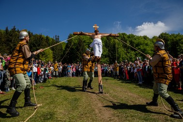 Grupul passio de la Șumuleu Ciuc, format din peste 60 de persoane, cei mai mulți copii, au pus în scenă Drumul Crucii, într-un spectacol scurt. Sceneta începe cu condamnarea la moarte a lui Hristos făcută de Pilat și se încheie cu răstignirea Mîntuitorului. Spectacolul a atras lungi aplauze