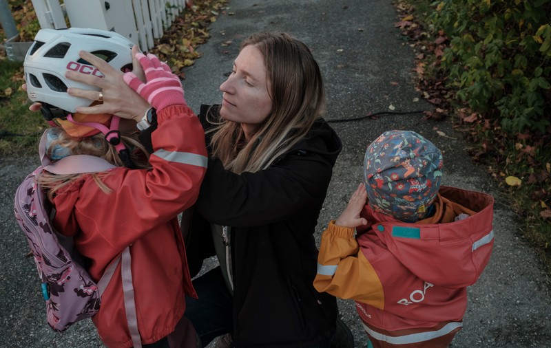 O familie de cercetători români, despre viața în Suedia: „O profesoară m-a rugat să o ajut cu documentarea. Mi-a spus că-mi dă 1.000 de euro pe lună. Am simțit cum cad de pe scaun." În România, studenții fac asta gratis pentru profesori