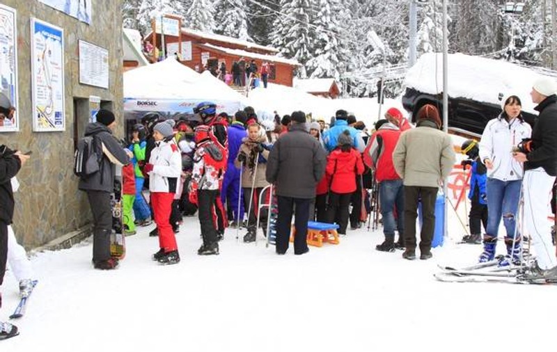 Cel mai aglomerat weekend la schi pe pârtiile din Valea Prahovei: aproximativ 8.000 de turişti 