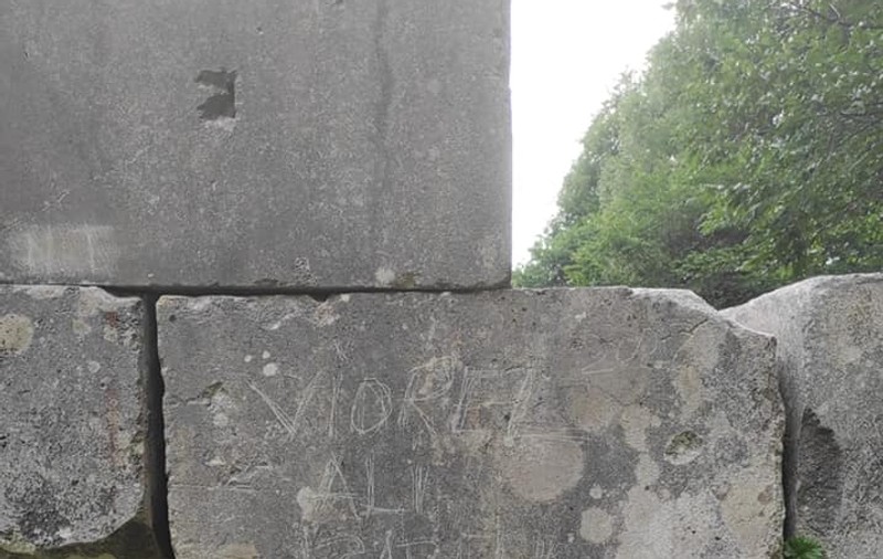Un bărbat a scrijelit mai multe nume pe zidul cetății Sarmizegetusa, monument UNESCO: „Am făcut-o din plictiseală”
