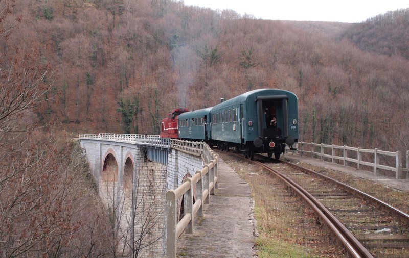 Cel mai spectaculos traseu cu trenul din România: Oraviţa-Anina, cea mai veche cale ferată montană din sud-estul Europei
