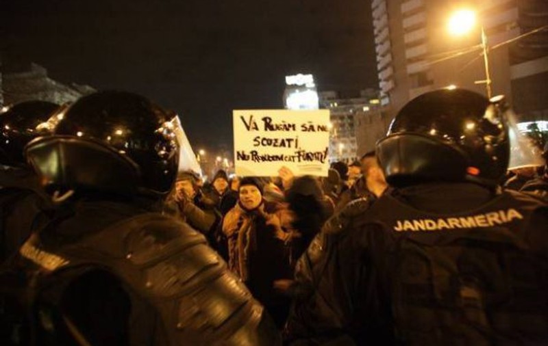 Jandarmul rănit la protestele din Piața Victoriei rămâne cu sechele. "Un om mutilat pe veci"