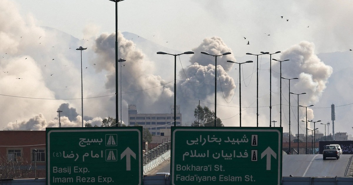 Vehicule circulă pe o autostradă pe fundalul unui fum care se ridică după un atac asupra capitalei iraniene, Teheran, pe 5 martie 2026. Israelul a atacat Teheranul cu noi atacuri, iar Iranul a vizat grupurile de gherilă kurde din Irak pe 5 martie, în timp ce un război în spirală din Orientul Mijlociu a cuprins întreaga regiune.