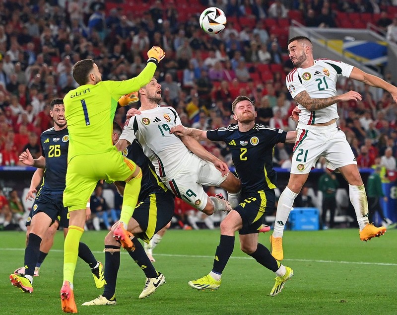 Scene dramatice la Euro 2024. Un jucător maghiar, accidentat grav în timpul meciului cu Scoția, a fost scos cu targa. „Era inconştient”. VIDEO