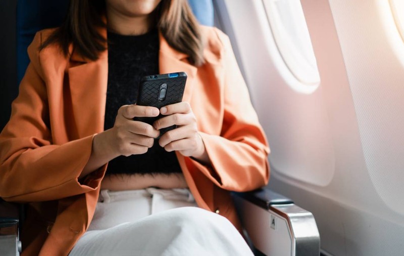 Greșeala care le-ar putea aduce românilor care merg cu avionul în UE facturi uriașe la telefon. Costurile sunt foarte mari