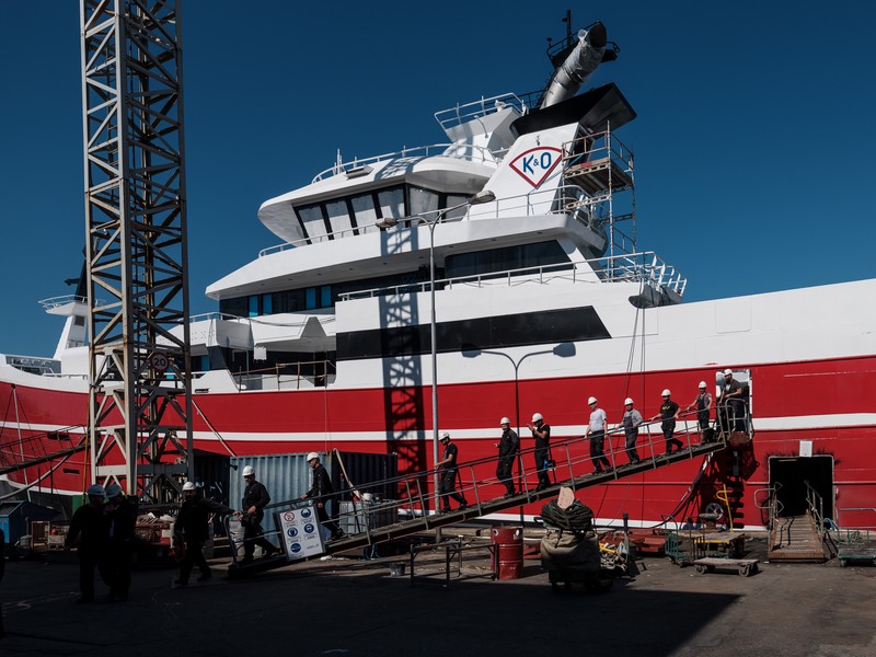 Electricieni români coboară de pe vas la încheierea programului de lucru. Șantierul naval Karstensens, Skagen, Danemarca