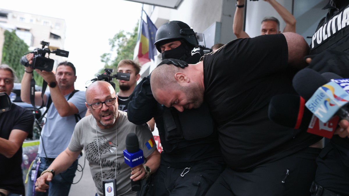 Suspectul incidentului de la ambasada Israelului este escortat de politisti in afara sectiei de politie 14 din Bucuresti, 3 iunie 2024. Inquam Photos / George Calin