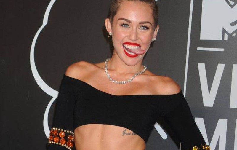 INTERZIS MINORILOR! Miley Cyrus, filmată în timp ce îşi făcea de cap cu o femeie, într-o parcare | VIDEO