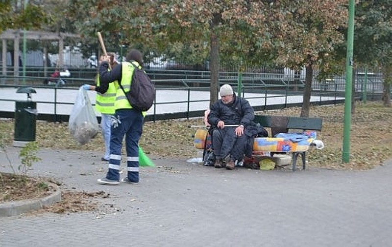 Român fără adăpost, incendiat într-un parc din Torino. Bărbatul se află în spital