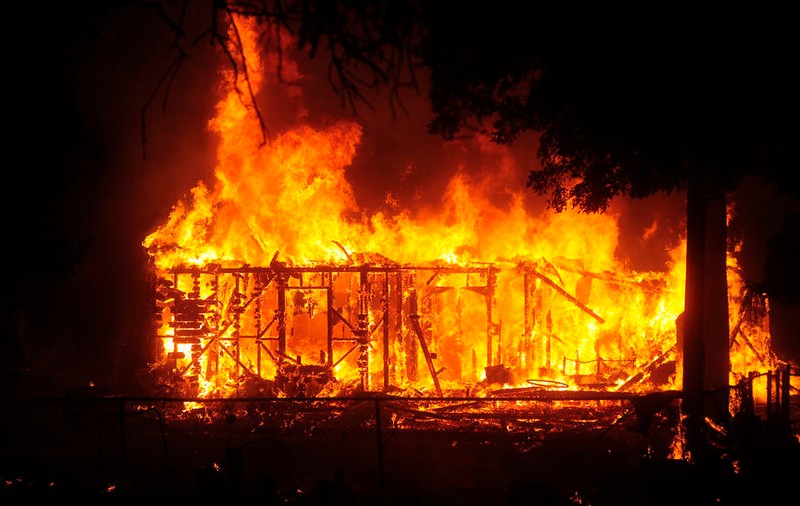 VIDEO | Incendii devastatoare în statul american California. Mii de oameni au fugit din calea focului, abandonându-și casele