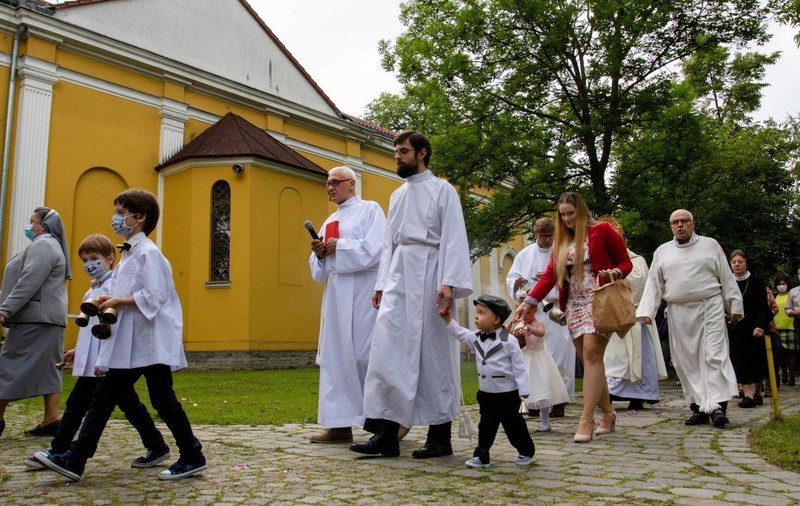 Elevii din Polonia renunță la orele de religie, pe fondul neîncrederii în biserică și al protestelor față de interdicția avortului
