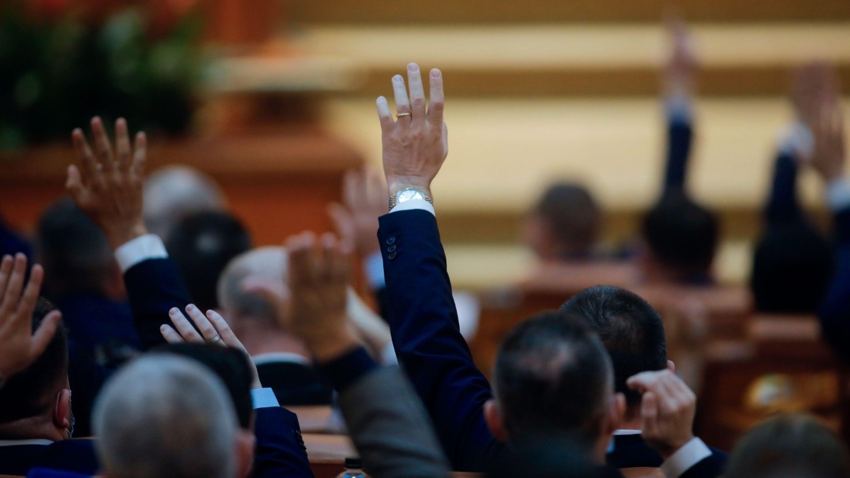 Mai mulți parlamentari care votează un proiect de lege în Parlamentul României