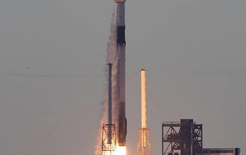 Racheta Falcon 9 a SpaceX, consemnată la sol, în urma unei defecţiuni rare produse în timpul zborului. Autoritățile din SUA au deschis o anchetă