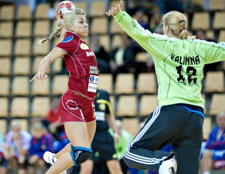 epa02351793 Adriana Nechita of Rumania (L) in a scoring attempt against Viktoria Kalinina of Russia (R) during their GF World Cup Handball match in Aarhus, Denmark, 22 September 2010. EPA/Henning Bagger