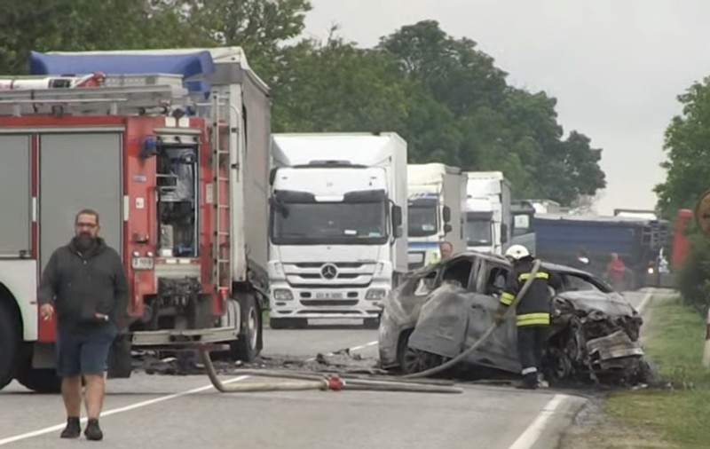 Doi români au murit în Bulgaria, după ce au intrat într-un TIR, în timpul unei depășiri. În urma impactului, mașina a luat foc
